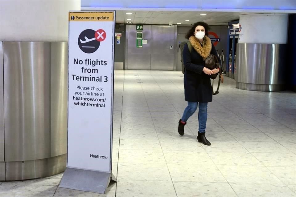 Una pasajera camina en el aeropuerto de Heathrow, en Londres.