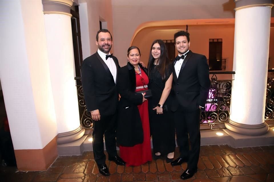 Roberto Quiroga, Patricia de Quiroga, Daniela Quiroga y Alberto Quiroga