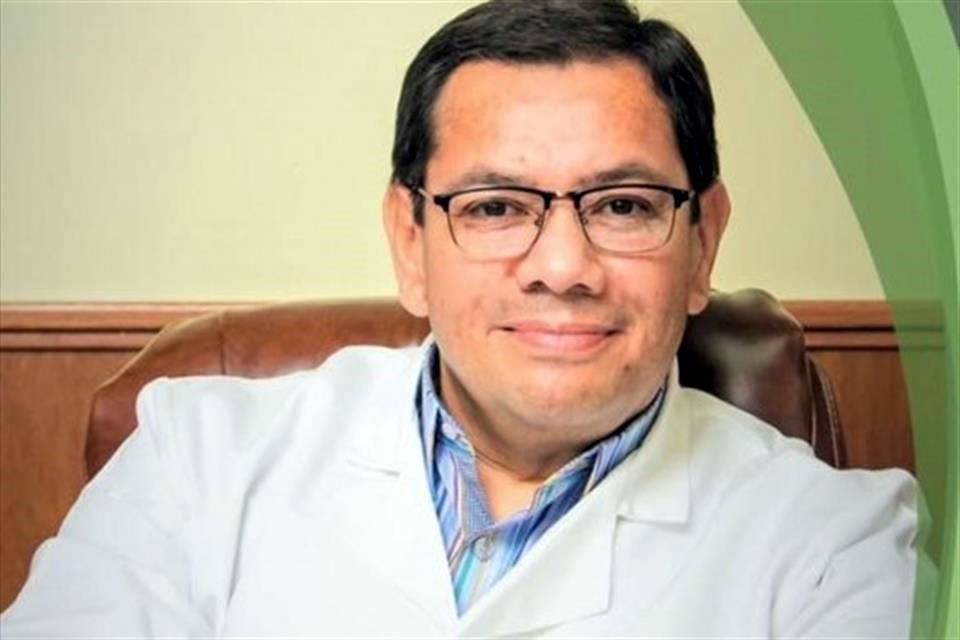 Guillermo Herrera Téllez es funcionario de la Secretaría de Salud, pero también atiende en consultorio privado en Acuña.