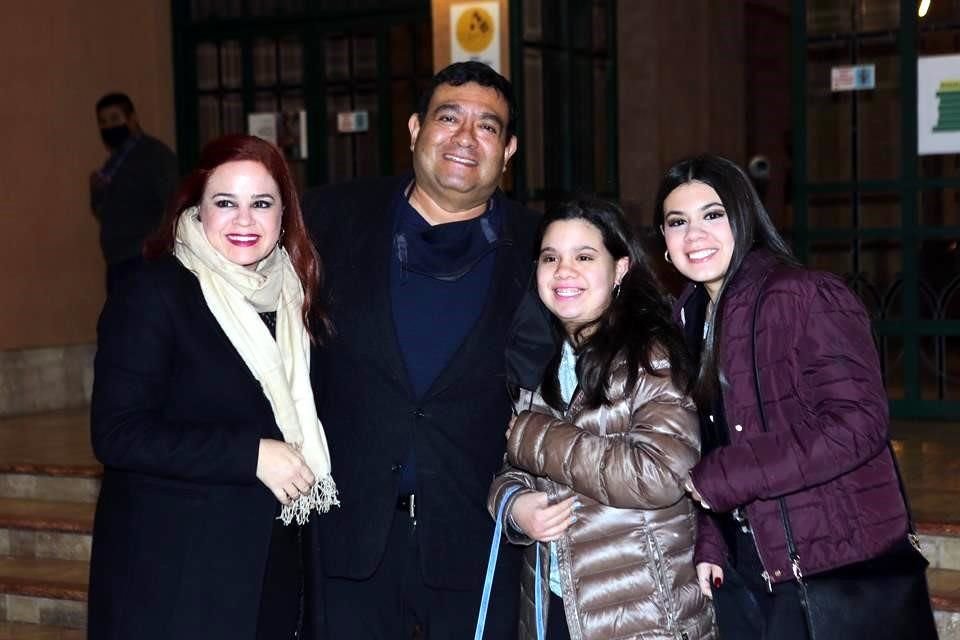 Lizet Cavazos, Félix Longoria, Natalia Longoria y Viviana Longoria