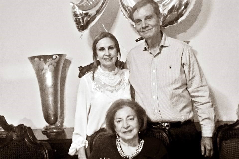 En compañía de su hija Alicia Laura Guerra de Villarreal y su yerno Fernando Villarreal, durante el festejo de sus 90 años.