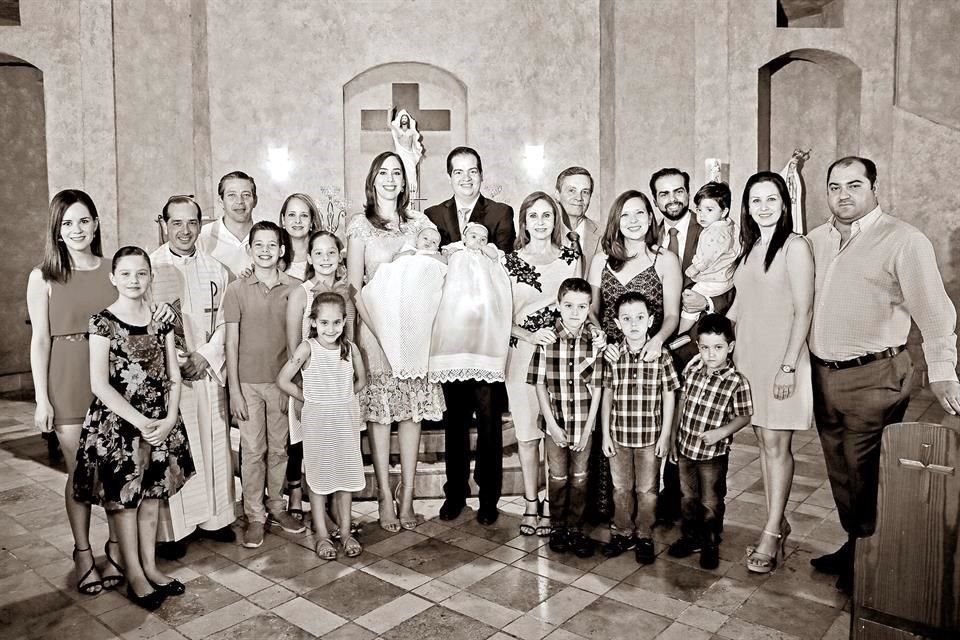 SU FAMILIA. Durante el bautizo de sus bisnietas Balbina y Catalina Villarreal Villarreal en mayo del 2018.