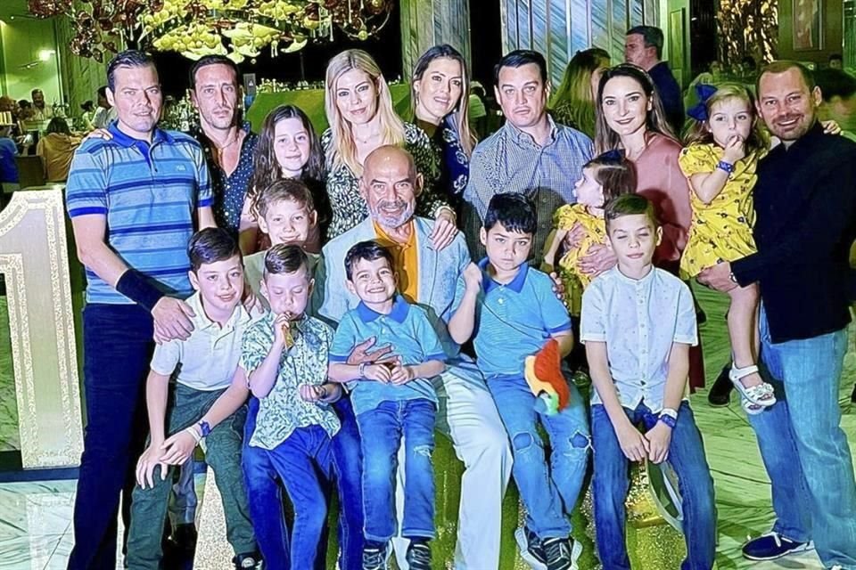 Alberto Villarreal despidió el 2020 junto a sus hijos y nietos en Cancún.