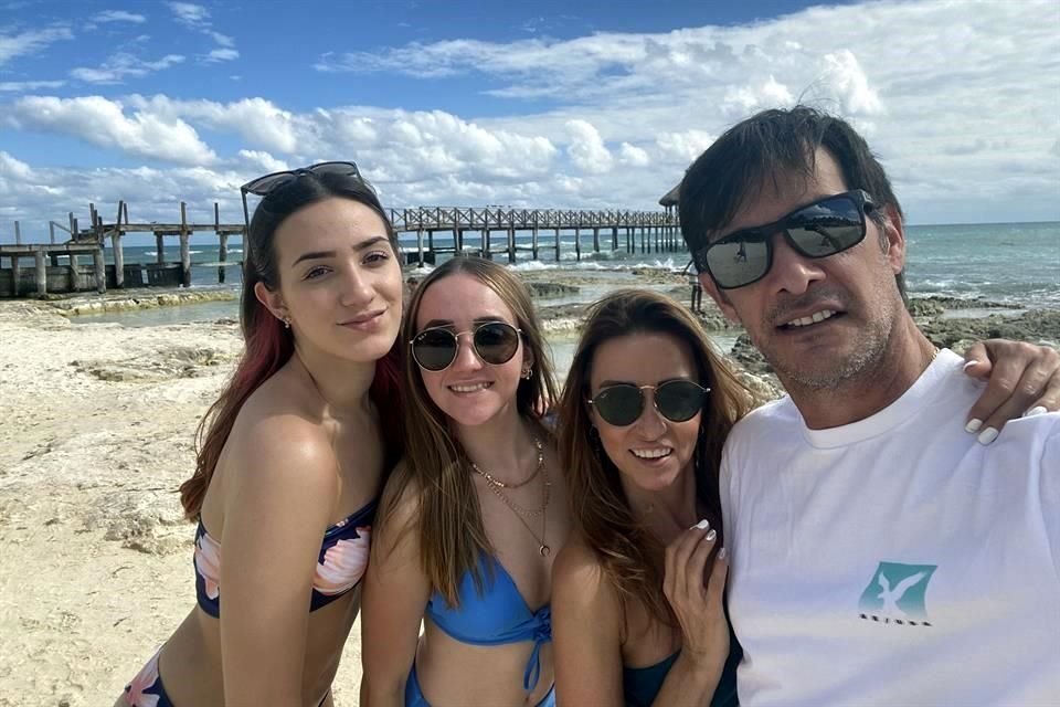 Daniella Siller, Gaby Flores de Siller, Carlos Siller y Ana Gaby Siller en Playa del Carmen