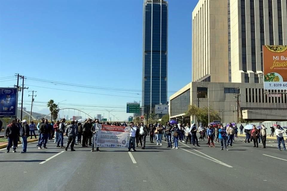 Elementos de Tránsito de Monterrey se encuentran abanderando el cierre.