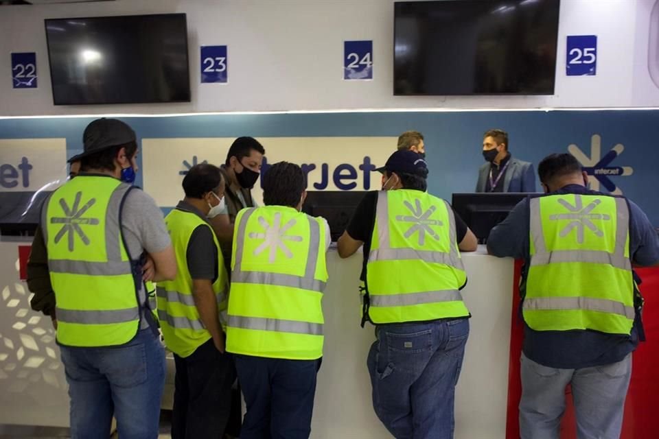 Los trabajadores tomaron los mostradores de Interjet en el AICM-