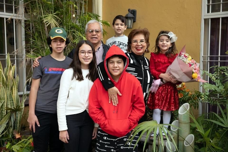 Lupita Mendoza y Felipe Mendoza con sus nietos Eleazar Vargas Mendoza, Fernanda Yturria Mendoza, Eduardo Yturria Mendoza, Manolo Vargas Mendoza y Elena Vargas Mendoza