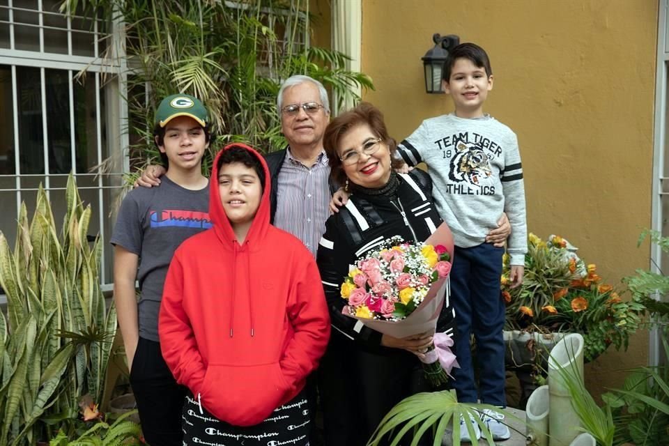 Lupita Mendoza y Felipe Mendoza con sus nietos Eleazar Vargas Mendoza, Eduardo Yturria Mendoza y Manolo Vargas Mendoza