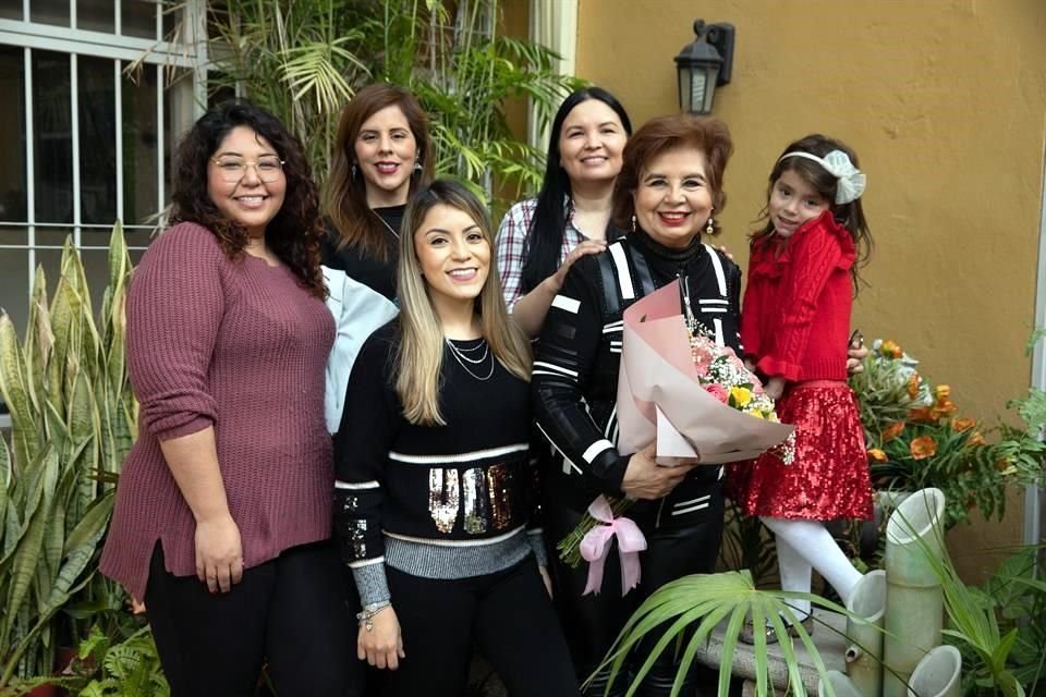 Arlette Rivera, Erika Mendoza, Emma Campos, Diana Garza, Lupita Mendoza y Elena Vargas Mendoza