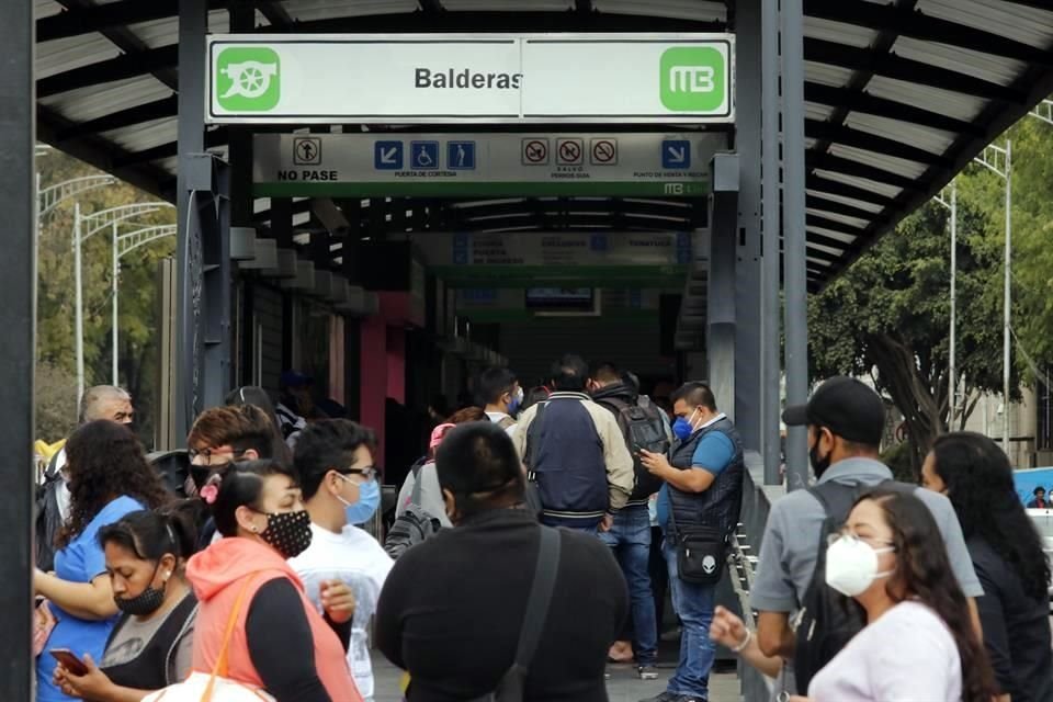 Suspensión del metro provocó aglomeraciones en los servicios de transporte que continúan sus actividades y confusión en usuarios.