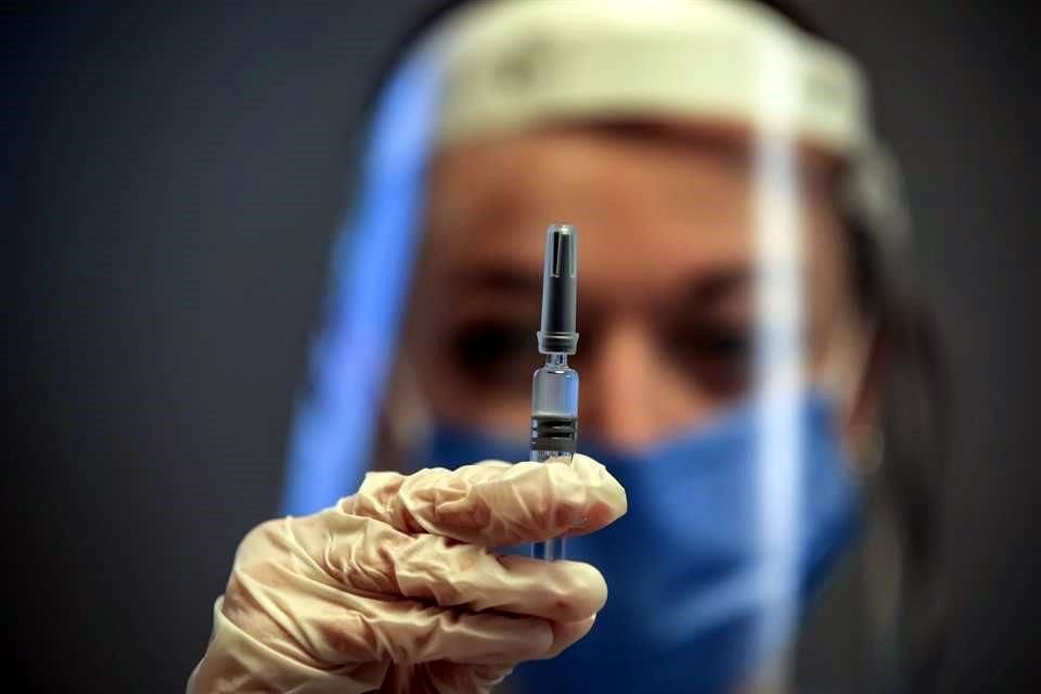 Una enfermera muestra una dosis de la vacuna CoronaVac, hecho por la farmacéutica Sinovac.