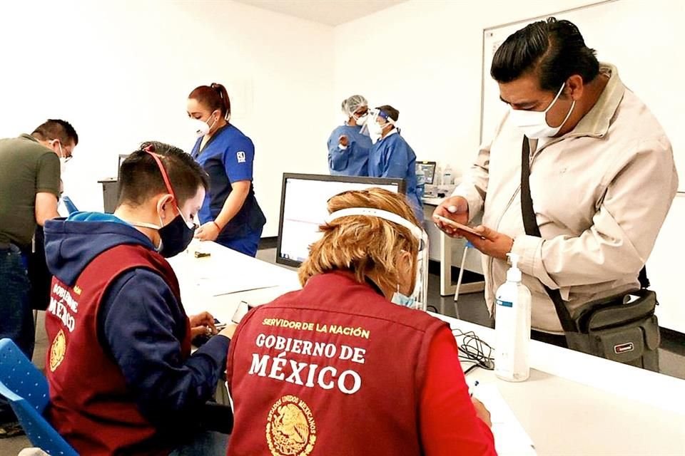'Servidores de la Nación' llevaron registro y dieron acceso a personal médico para vacunación contra Covid y enfermeras aplicaron dosis.