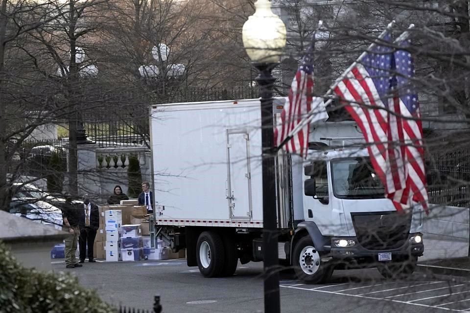 Un camión de mudanza se vio afuera de la Casa Blanca.