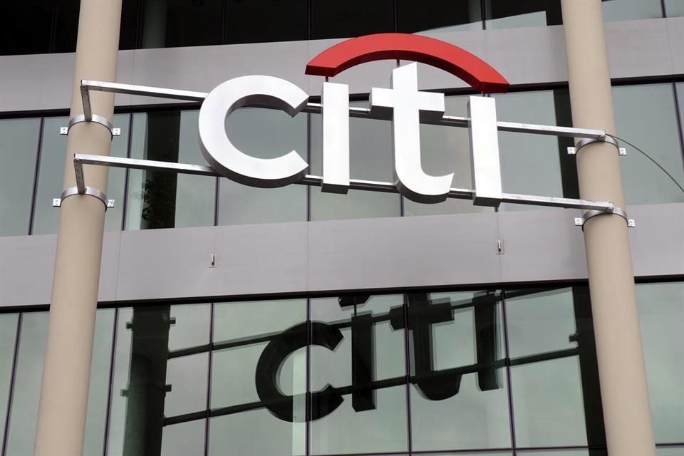 Citigroup evalúa la opción de ofrecer servicios relacionados con criptomonedas tras un aumento del interés de sus clientes.