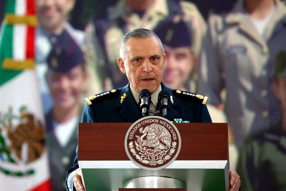 El Departamento de Justicia de EU dijo en un comunicado el viernes que se reservaba 'el derecho de reanudar el enjuiciamiento contra Cienfuegos si el Gobierno de México no lo hace'.