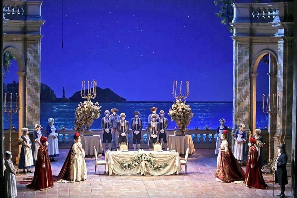 Escenas de la ópera de Mozart, con la que se recuperan las grandes producciones en el templo mundial de la lírica.