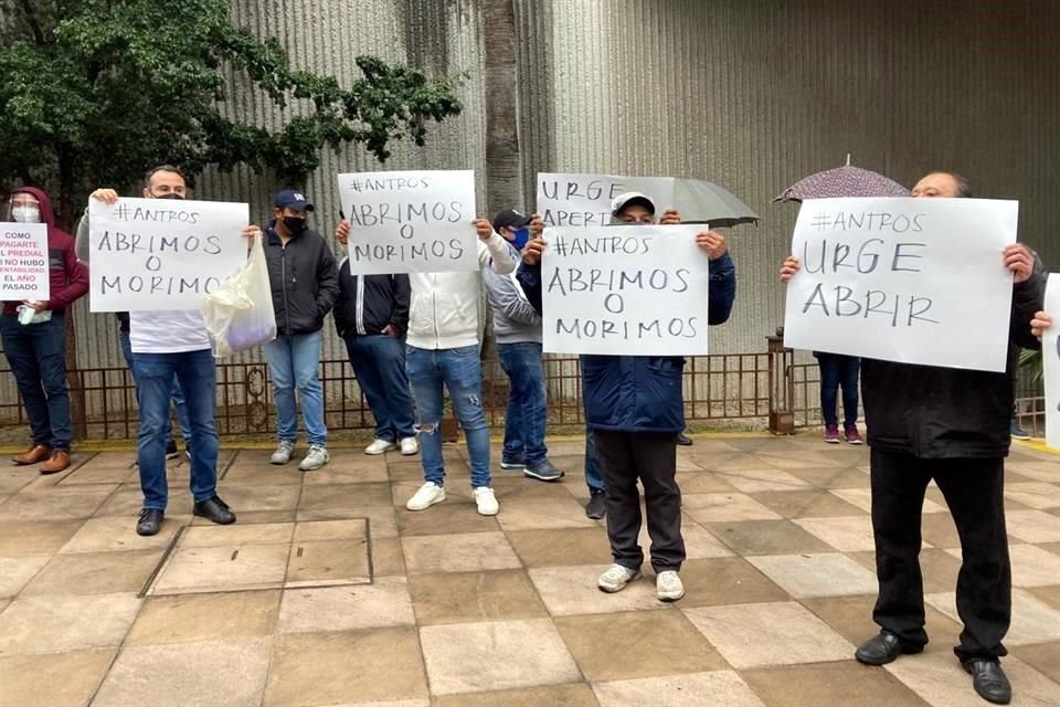 Al menos unas 50 personas protestaron sobre la banqueta de Matamoros y Zaragoza.