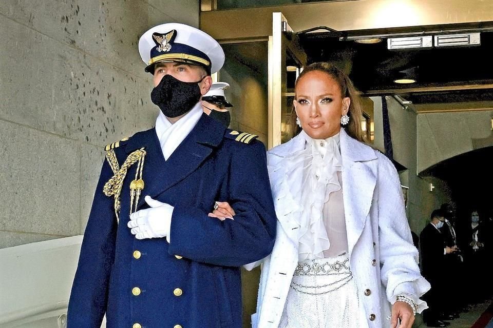 Jennifer Lopez, cantó en la toma de protesta del Presidente Joe Biden este miércoles luciendo un  pantalón y camisa blancas con un abrigo Chanel largo del mismo color.
