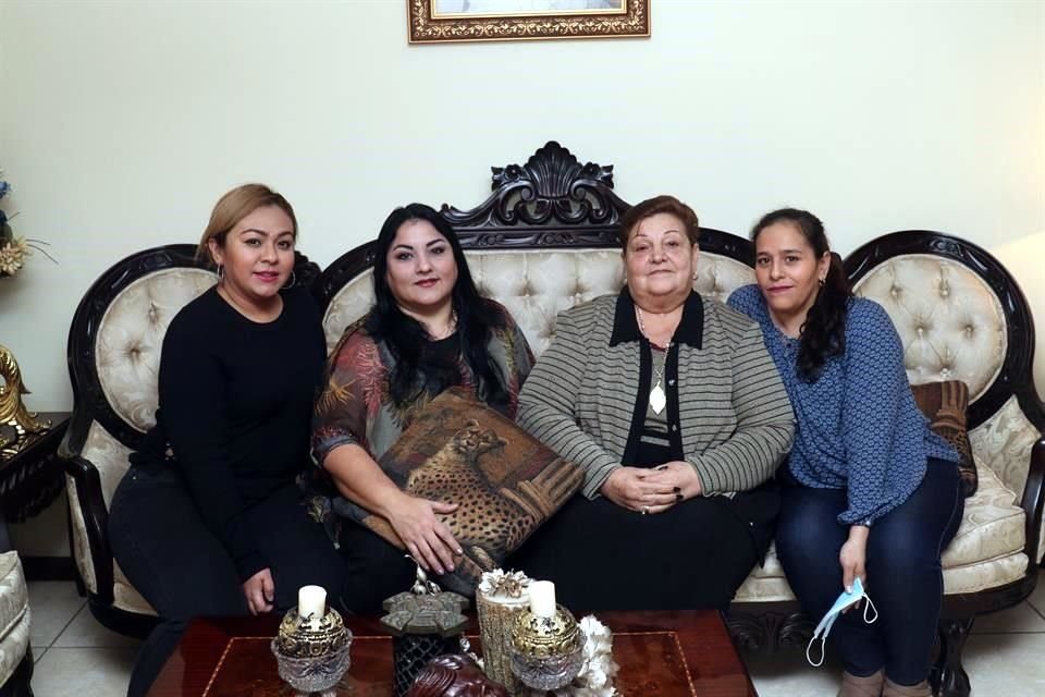 Alejandra Alamillo de Acosta, María Elena Coello de Acosta, Ana del Carmen Oyervides de Acosta y Flor Esthela Trevino de Acosta,