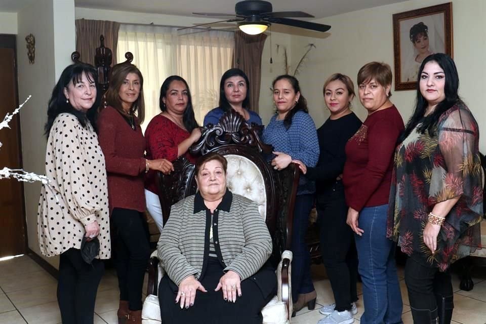 Ana del Carmen Oyervides de Acosta y sus amigas