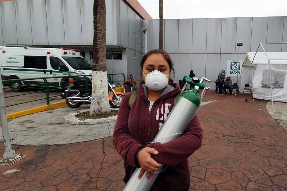 Wendy Gómez consiguió por su cuenta un tanque de oxígeno que le llevó a su papá al Hospital número 4 del IMSS, después de que en la Clínica 30 no consiguieron una cama.