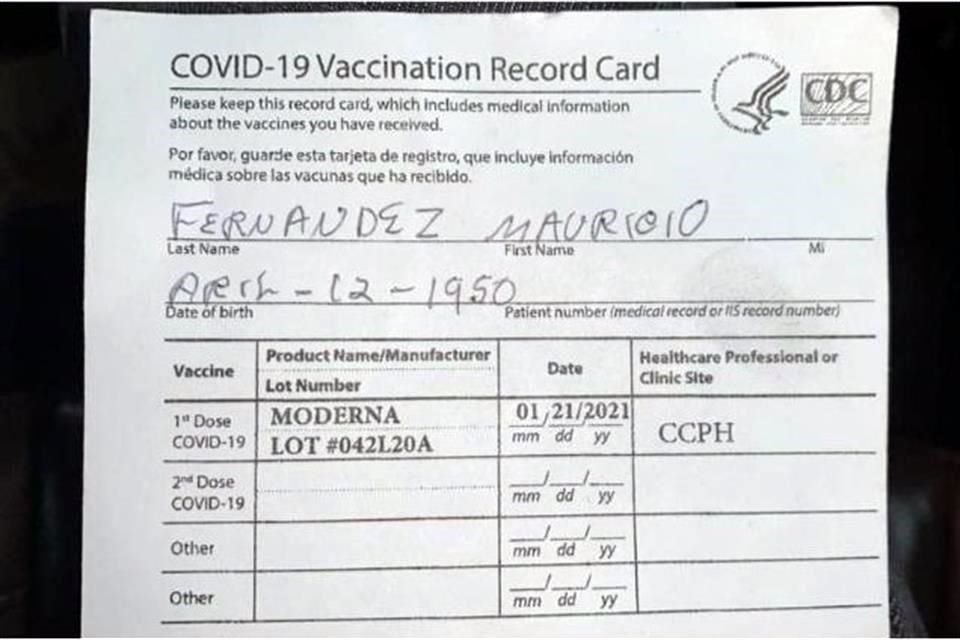 Fernández compartió un par de imágenes, como la ficha de registro de vacunación.