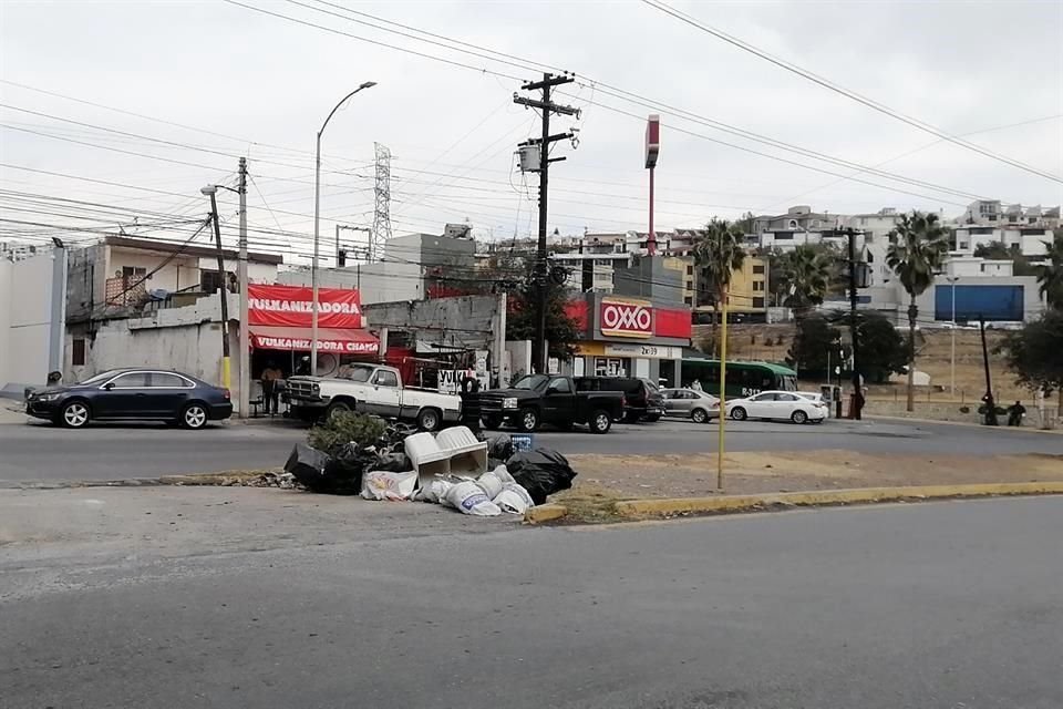 En el camellón de Avenida Insurgentes hay evidencia de acumulación de basura y desperdicios.
