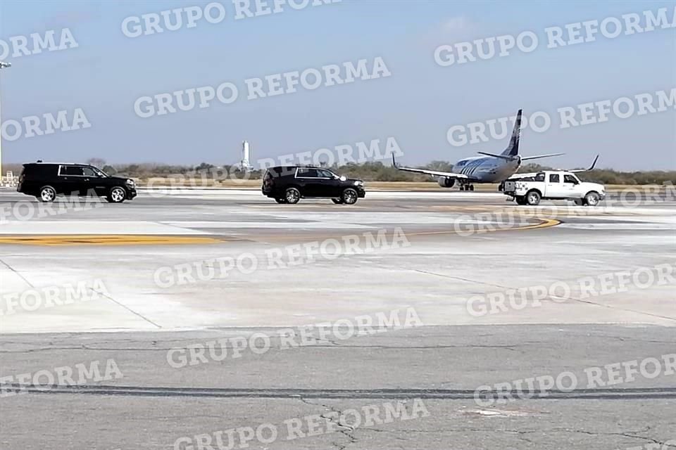 El Mandatario llegó procedente de la Ciudad de México a las 11:55 horas y abordó unas camionetas directo de la pista de aterrizaje.