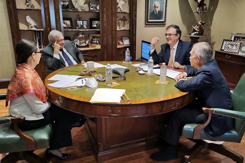 Durante su gira por Nuevo León, el Presidente López Obrador habló ayer por primera vez con el Presidente Joe Biden vía telefónica. Hablaron de Covid, migración y colaboración. La llamada se efectuó en Monterrey desde una oficina del asesor presidencial Alfonso Romo.