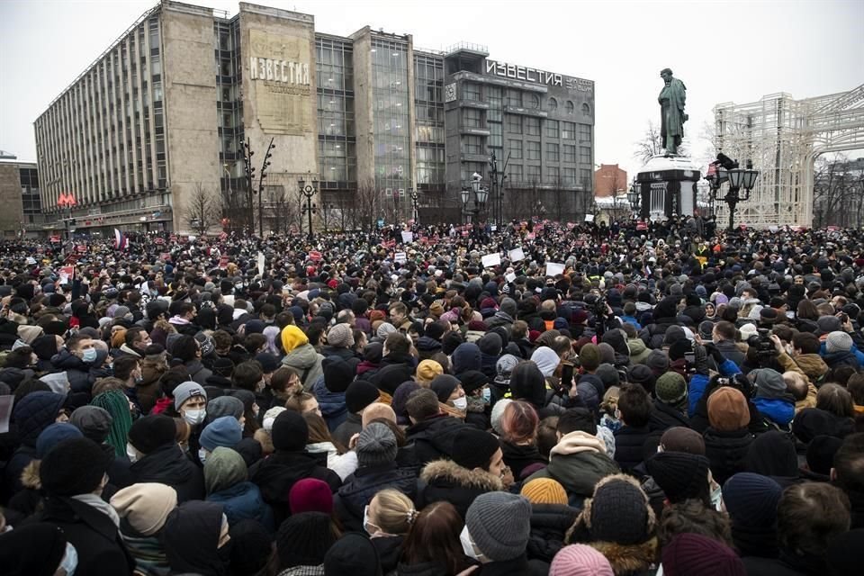 Cientos de personas se reunieron en la Plaza Pushkin de Moscú para exigir la liberación de Navalny.