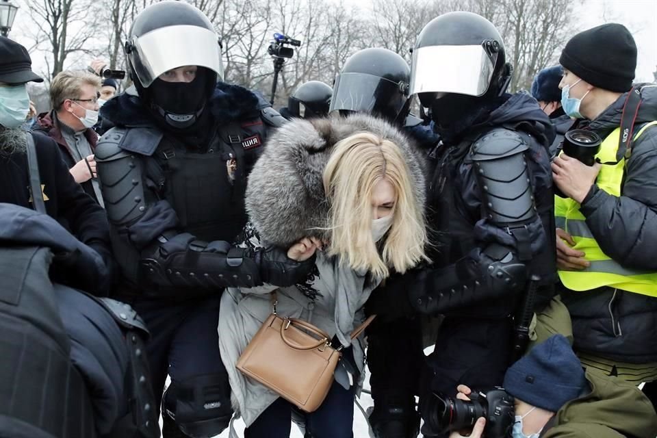 La Policía rusa detiene a una mujer que se manifiesta para exigir la liberación del opositor del Kremlin, Alexei Navalny.