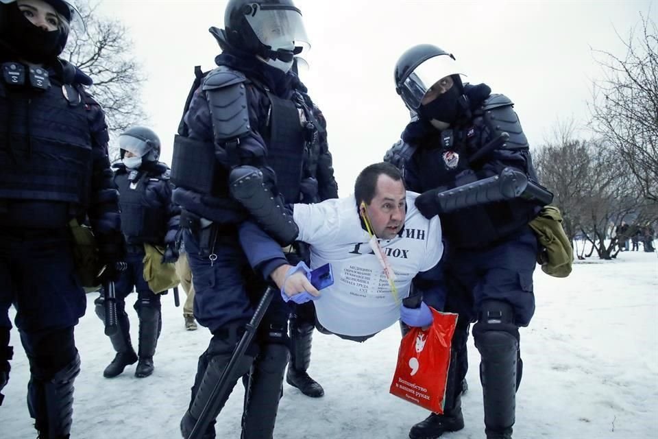 Un hombre es arrstado por la Policía rusa en San Petersburgo.