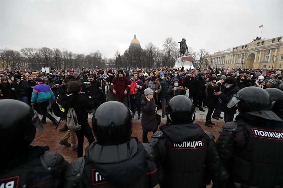 En San Petersburgo, la Policía rodea una manifestación contra el Gobierno.