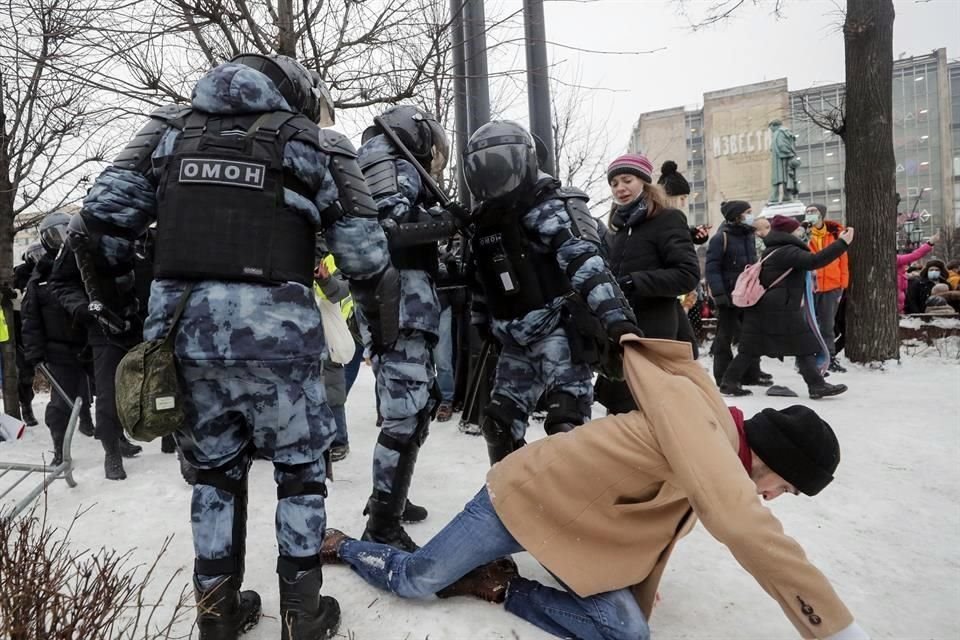 Muchos de los detenidos fueron arrastrados por la Policía.