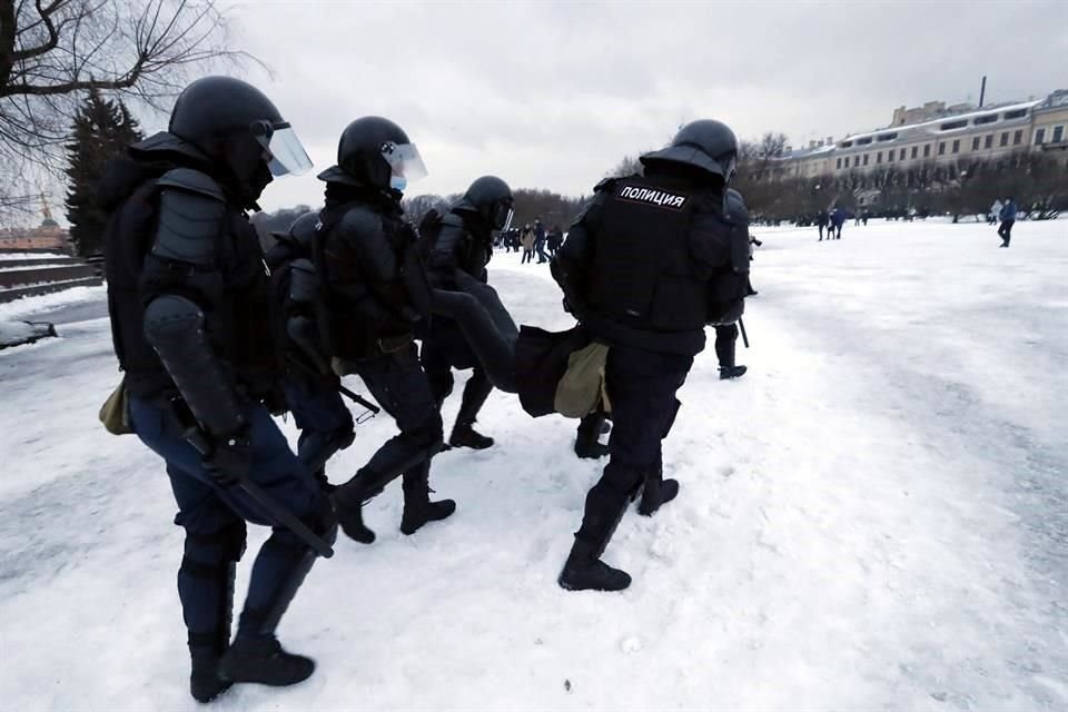 La Policía de Rusia arrestó a mil 600 personas en protestas en al menos 90 ciudades por la liberación de opositor Alexei Navalny.