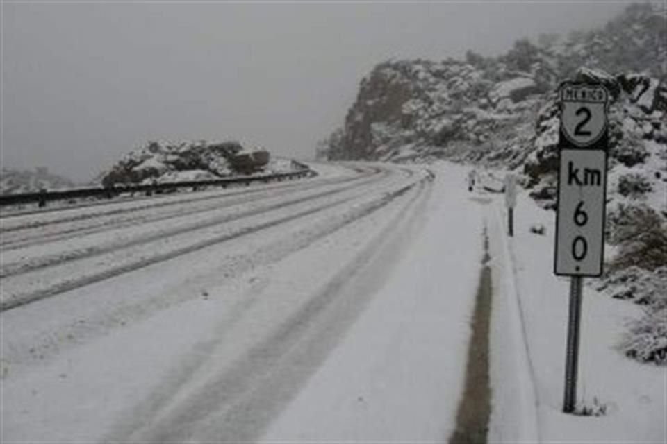 Protección Civil del Estado indicó que hay un cierre temporal en la autopista en el tramo El Hongo-Rumorosa por caída de nieve.