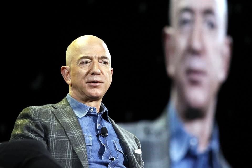 Jeff Bezos lideró por cuarto año consecutivo la lista récord de Forbes.