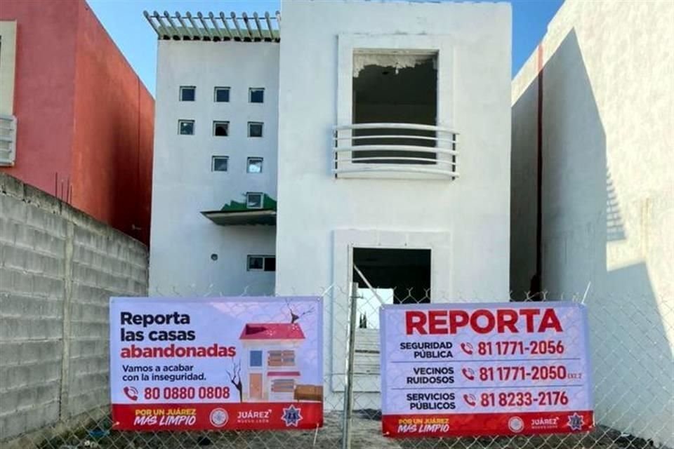En la Colonia Las Lomas, personal del municipio de Juárez y vecinos limpiaron y pintaron la fachada de una casa que estaba abandonada.