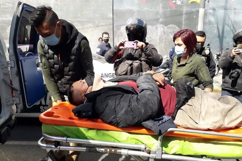 El motociclista fue trasladado a un hospital.
