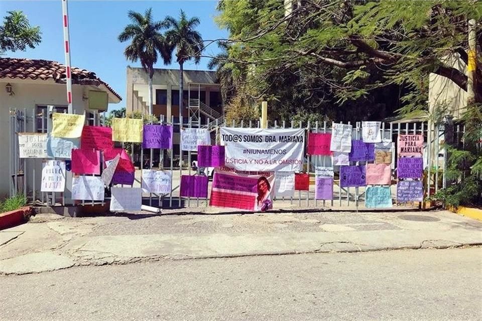 Estudiantes pegaron carteles en la Secretaría de Salud de Chiapas.