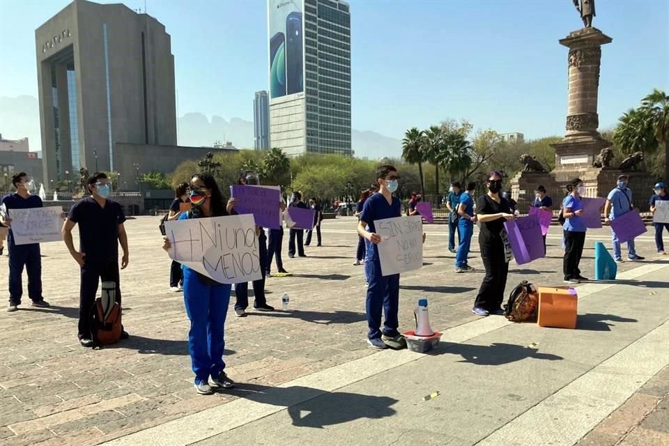 Los estudiantes protestaron con mensajes como 'Los pasantes no somos desechables' y 'Mi familia espera en casa un médico, no un cadáver'.