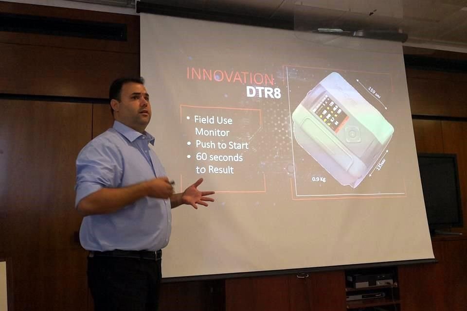 Maoz Ben-Ari, director general de CardioScale, muestra uno de los equipos desarrollados por emprendedores.