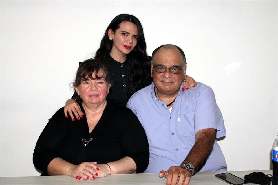 Yahaira Maciel, María del Carmen Martínez y Ricardo Maciel