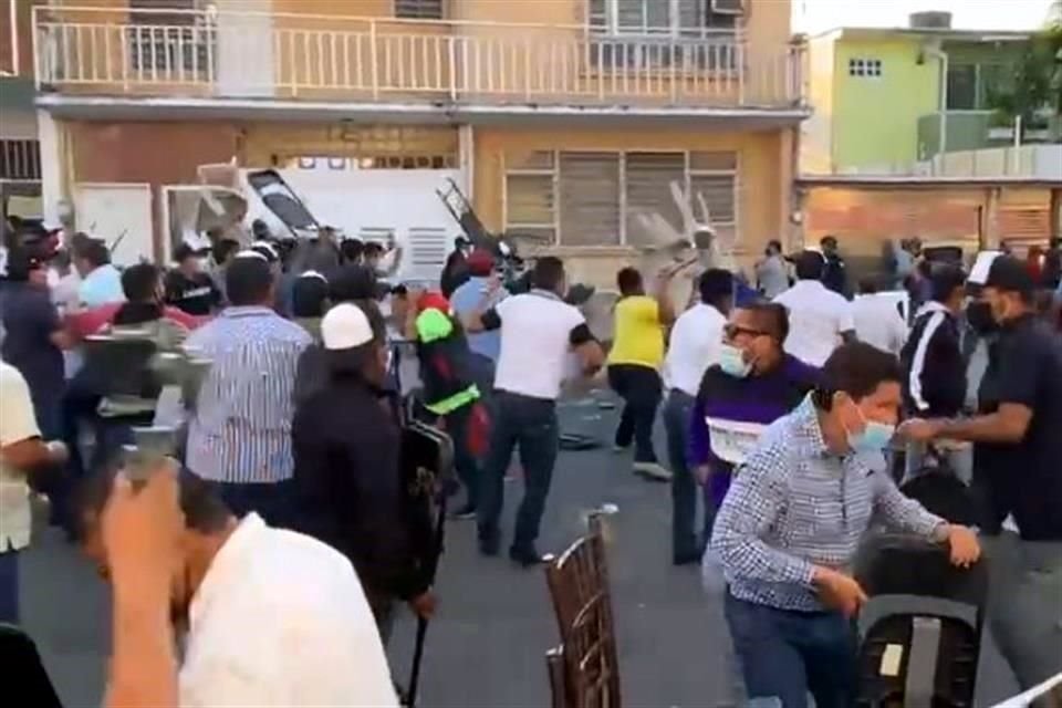 Los golpes con puños, sillas y otros objetos fueron captados en diversos videos afuera del Club de Leones, sede donde se llevaba a cabo la elección.