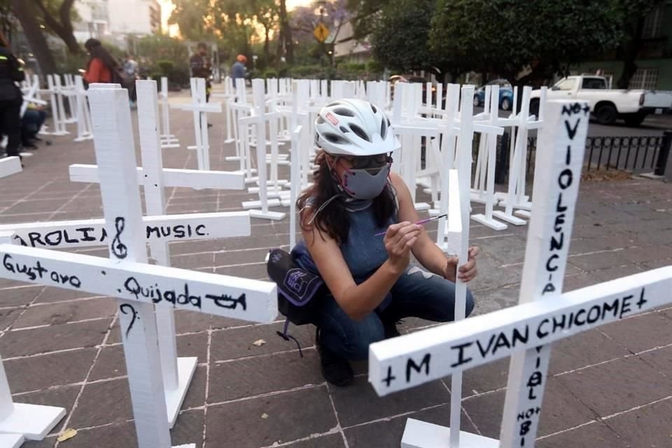 Unas 150 cruces blancas con los nombres de las víctimas fueron colocadas frente a las oficinas de la Secretaría de Movilidad como antimonumento