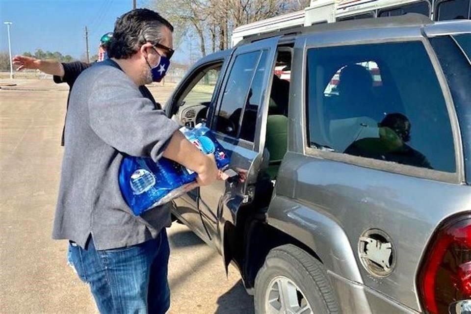Tras críticas por su viaje a Cancún en plena situación de desastre en Texas, el senador Ted Cruz se fotografió repartiendo botellas de agua.