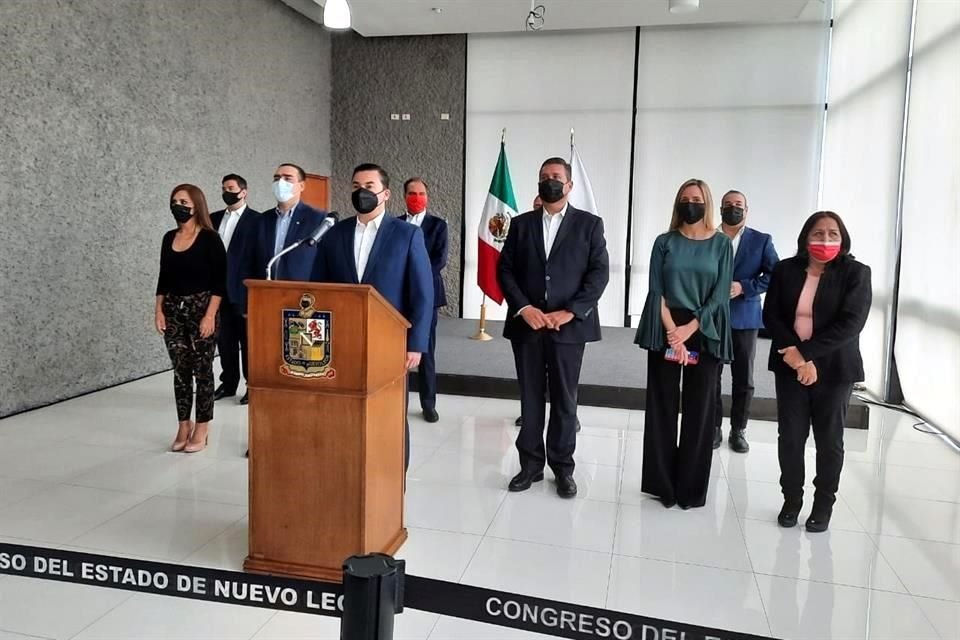 El Diputado Marco Decanini anunció su cambio de bancada acompañado por Heriberto Treviño, líder estatal del PRI y el resto de los legisladores de la fracción.