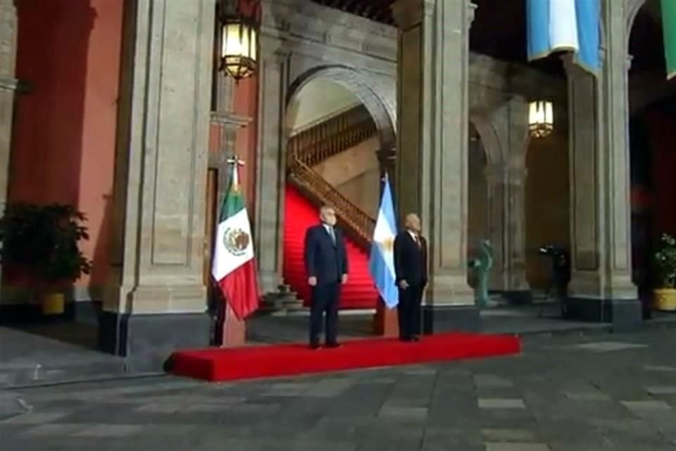 Alberto Fernández fue recibido por López Obrador en Palacio Nacional en una ceremonia oficial de bienvenida.