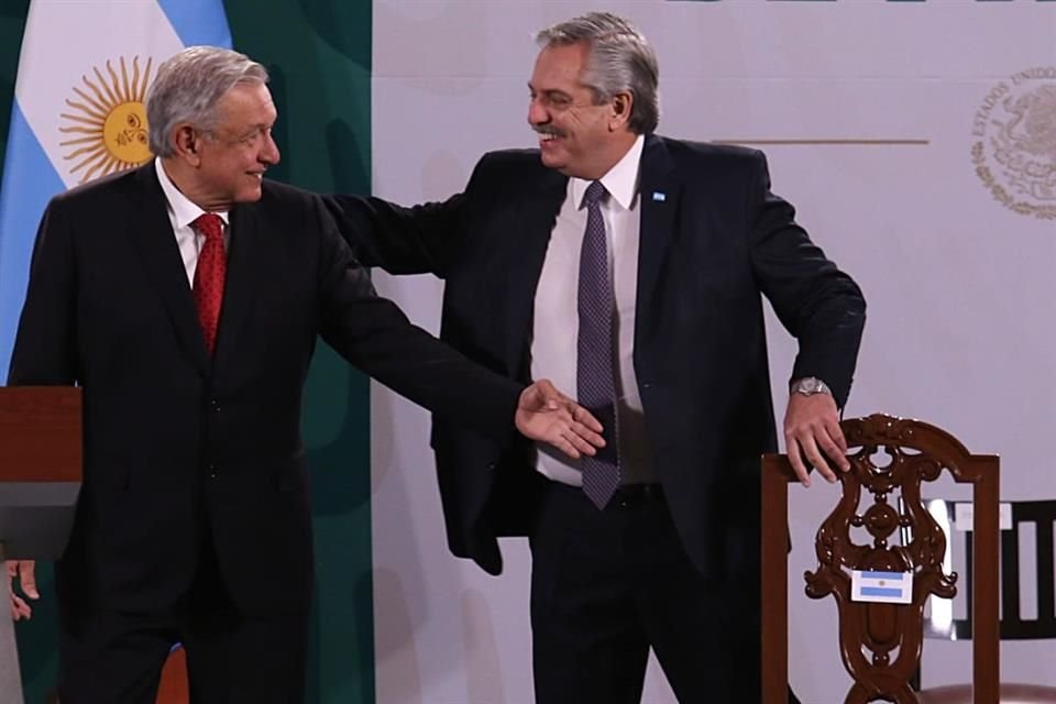 Sin cubrebocas, los Presidentes de México y Argentina previo a la conferencia.
