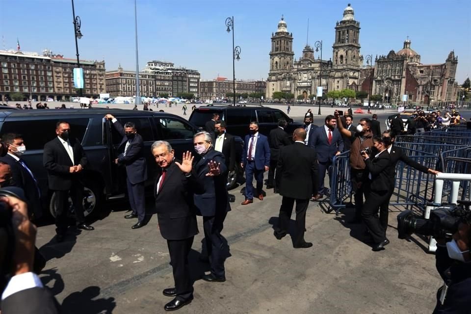 Andrés Manuel López Obrador y Alberto Fernández a su salida de Palacio Nacional.